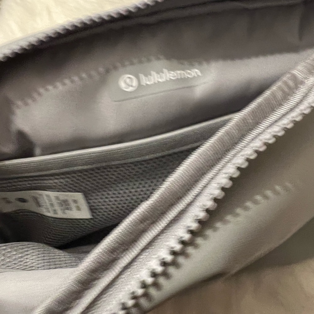 NWT Lululemon Belt Bag Large Size Silver Drop - Picture 3 of 7